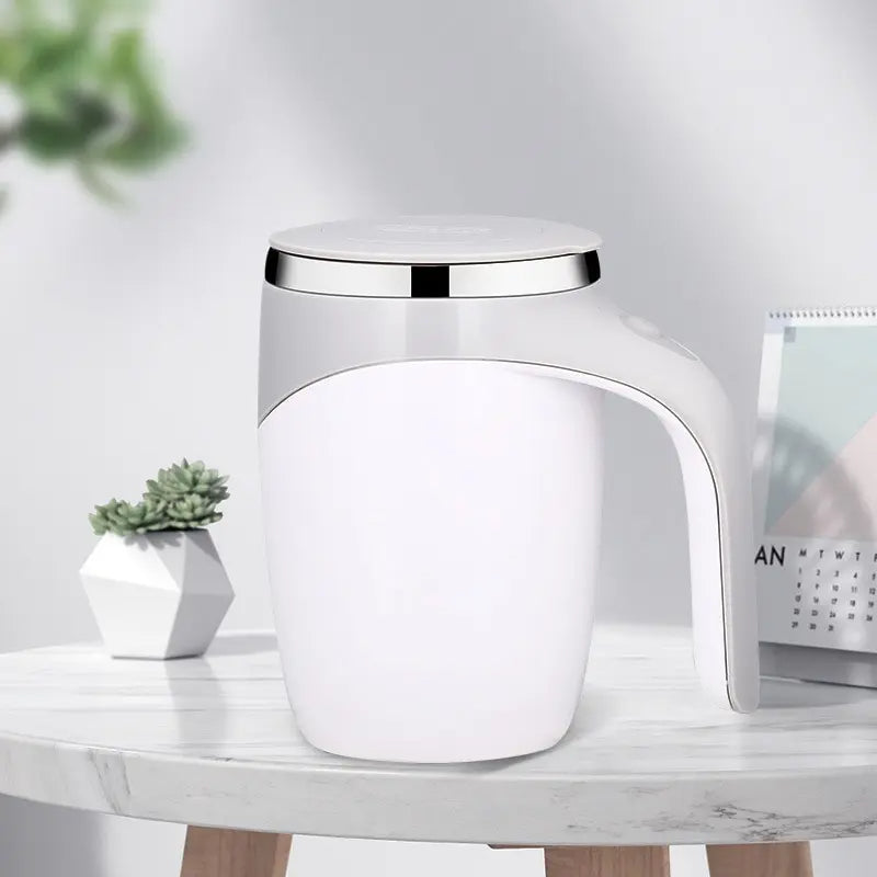 Selbstrührender Becher